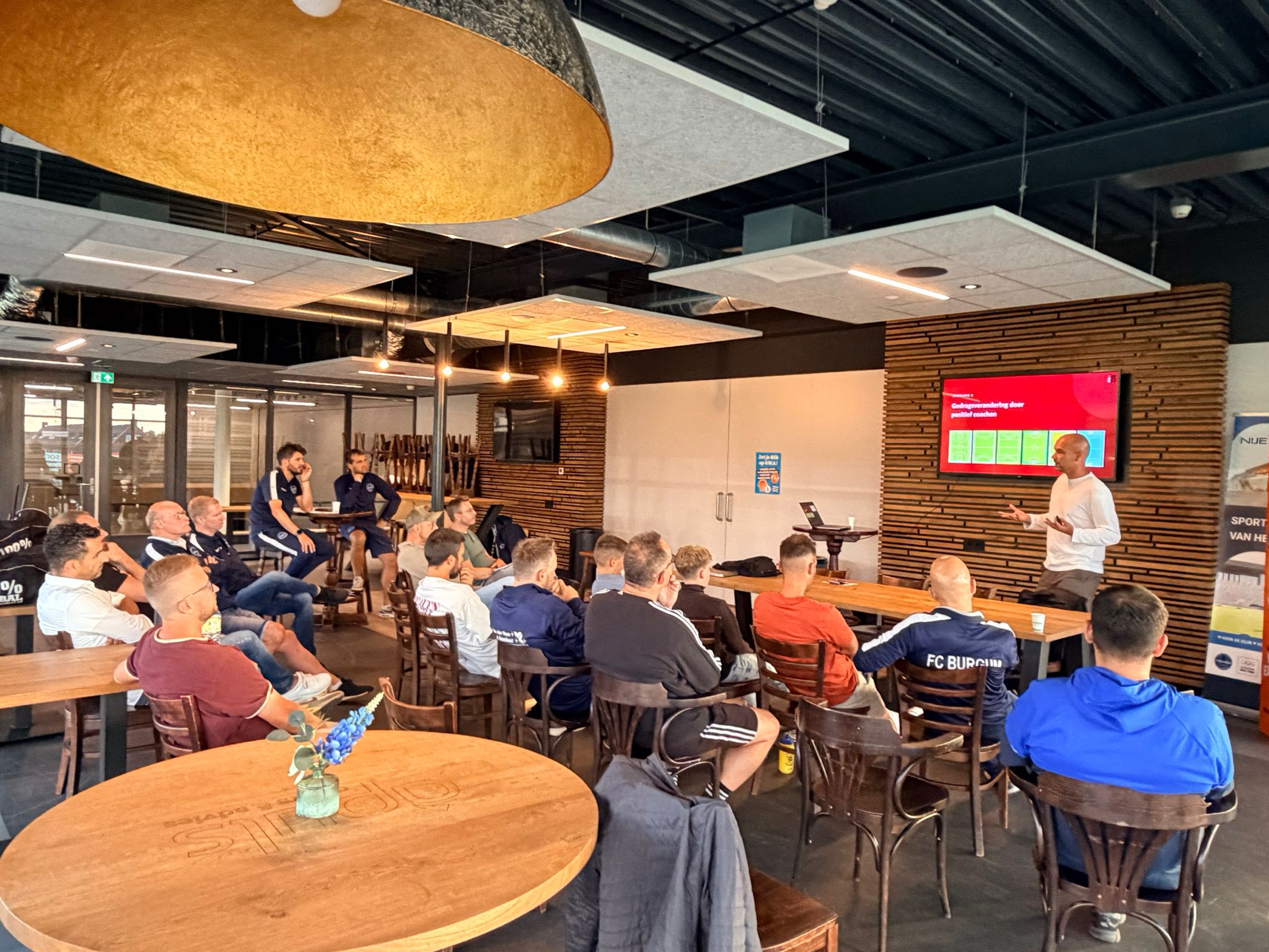 Jeugdtrainers FC Burgum trappen seizoen af met startbijeenkomst en scholing