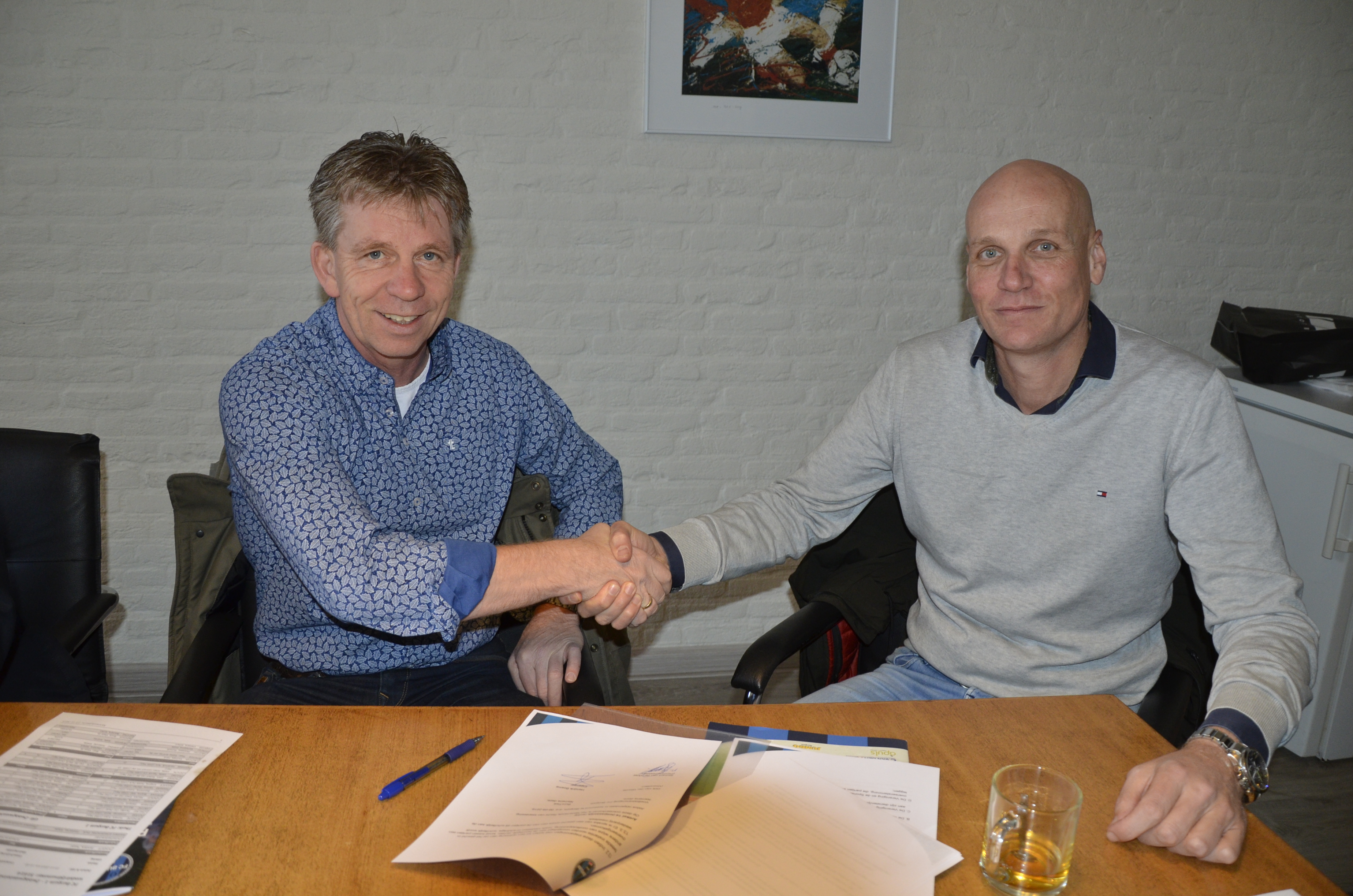 Cosponsor BuroTwa  ondertekent sponsorcontract FC Burgum